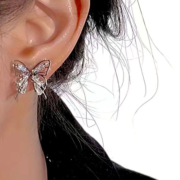 🔅🆕🔅 Elegant Butterfly Minimalist Simulated Zircon Silver Plated Earrings🦋🔅 - Picture 1 of 10